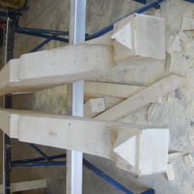 Tillverkning av stolpar enligt gammal modell, för användning till vällingklocka.
